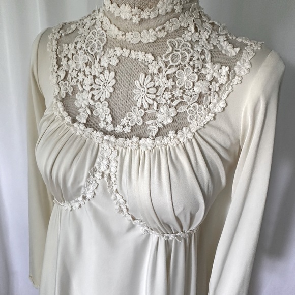 Vintage 1970’s Lace Wedding Gown - Picture 4 of 10